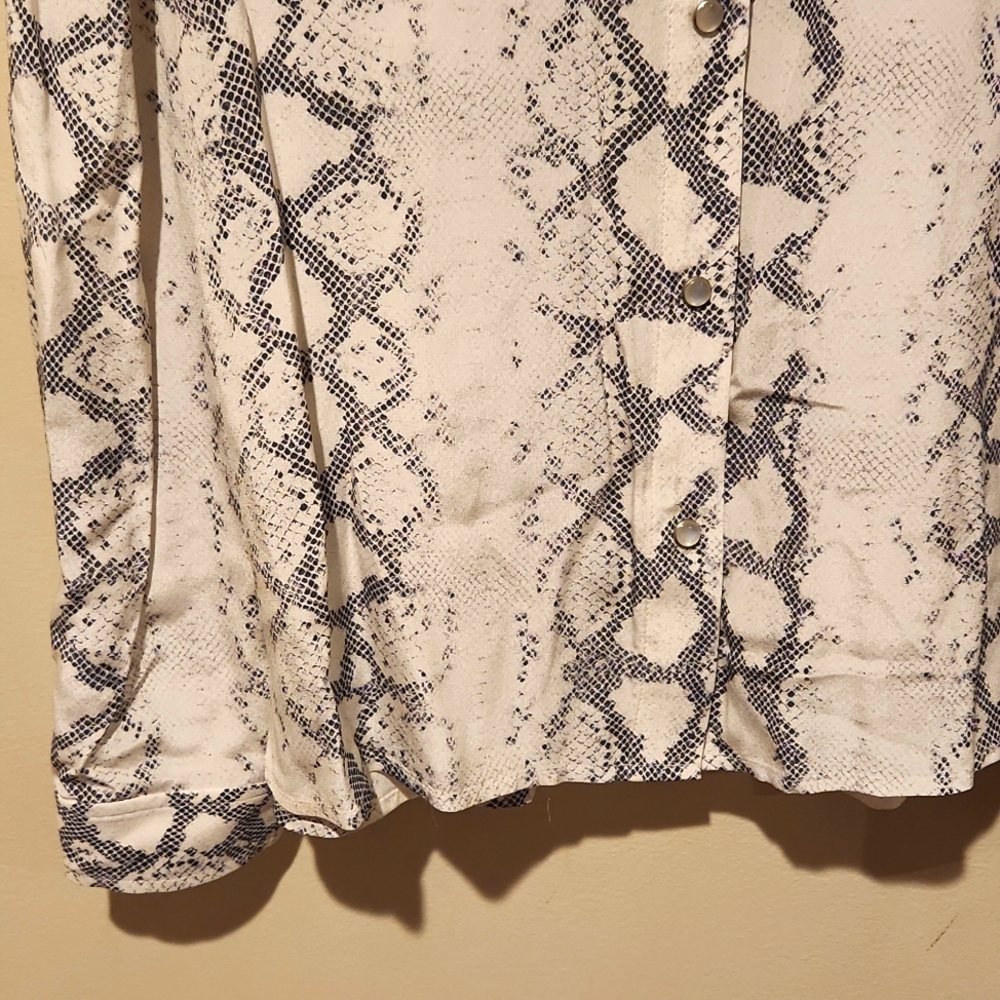 ❤️ NWOT! GENERATION LOVE SILK PYTHON PRINT TOP WI… - image 3